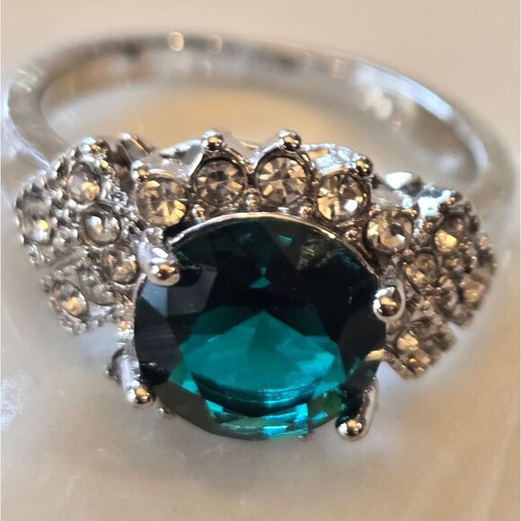 Elegant Silver and Green Faux Emerald Ring With Rhinestones NEW Size 8 - Picture 2 of 4